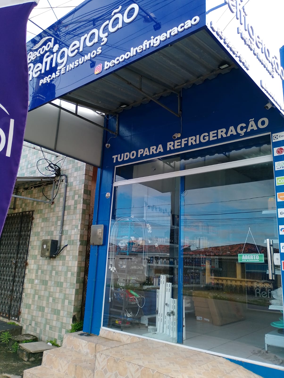 Painel com produtos da Becool Refrigeração