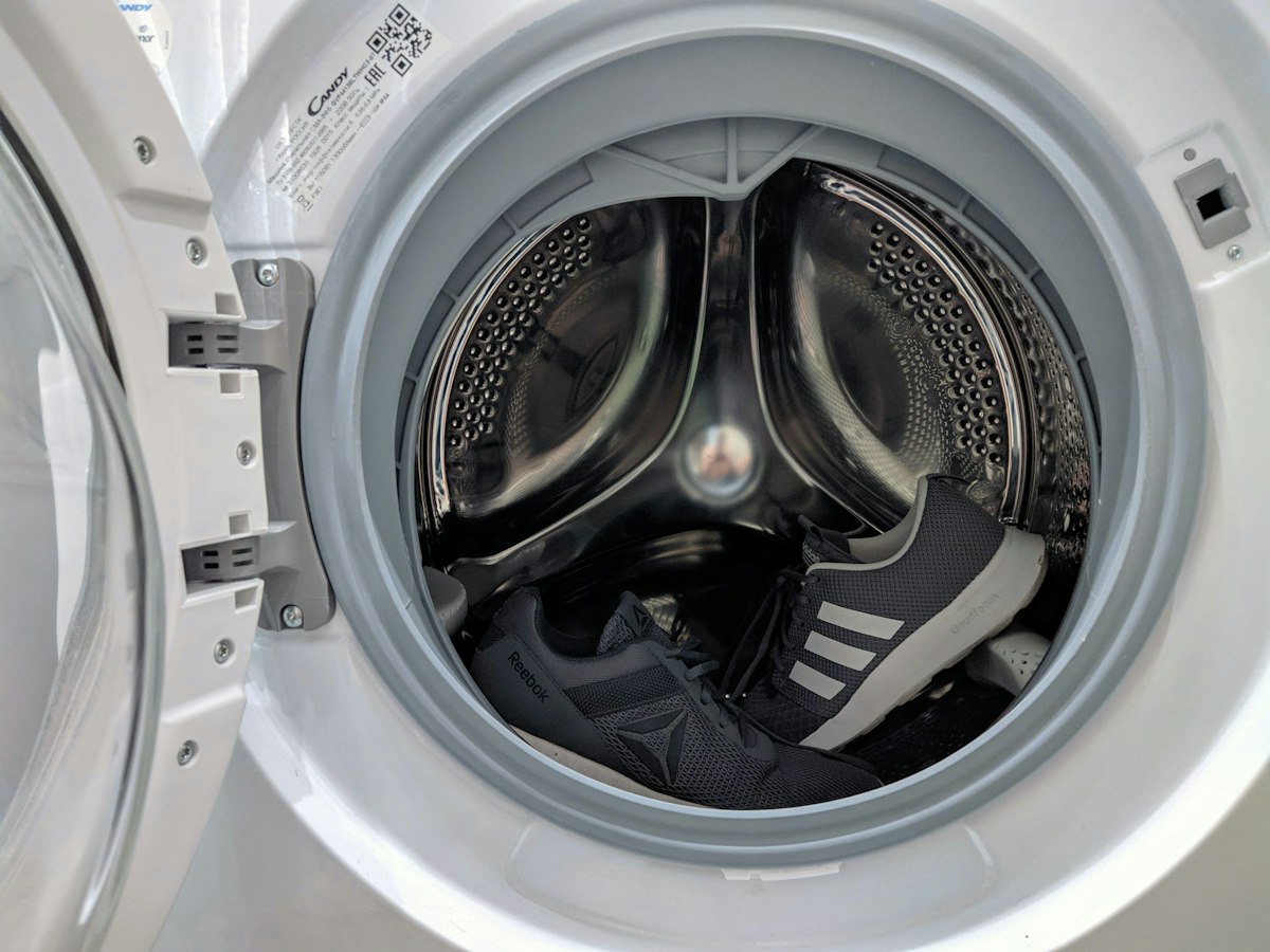Máquina de lavar roupas branca
